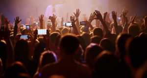 gente en un concierto