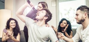 Amigos en un karaoke