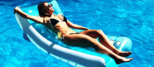 Lorena Gómez piscina flotador