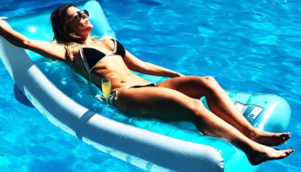 Lorena Gómez piscina flotador