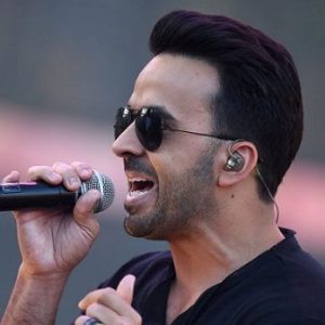 Luis Fonsi actuando en California