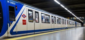 Vagón metro en una estación