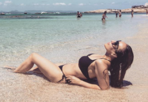 Mónica naranjo en la playa