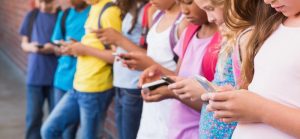 Grupo de niños usando el móvil