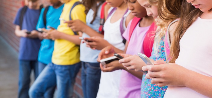 Grupo de niños usando el móvil