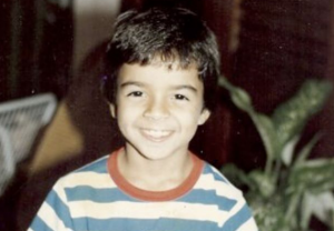 Luis Fonsi de niño sonriendo