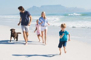 Familia corriendo en la playa