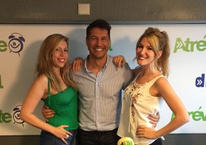 Jaime Cantizano con Saray y Patricia