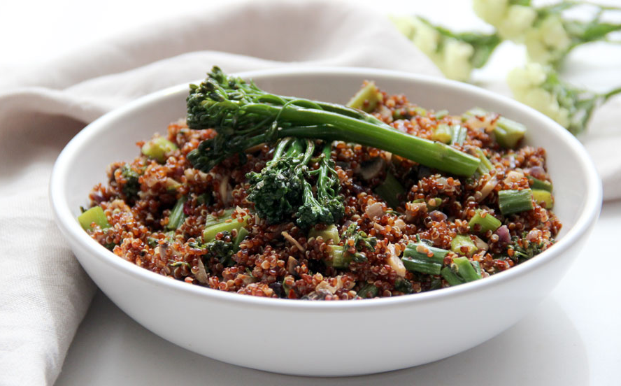 plato de bimi con quinoa en una mesa