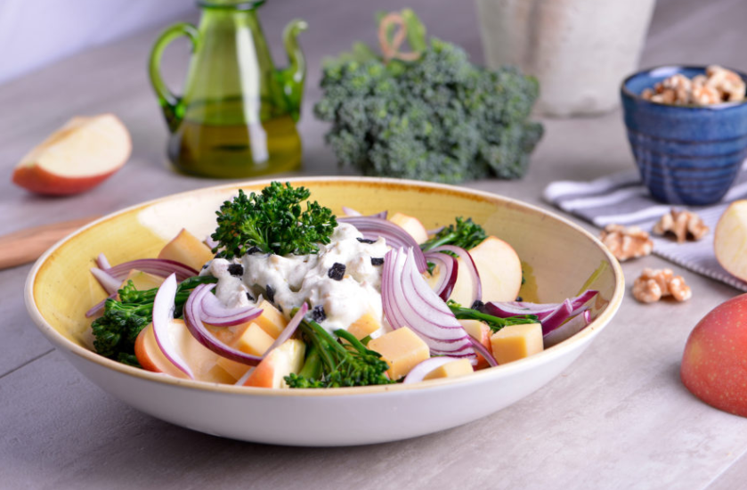 manzana bimi nueces en una ensalada