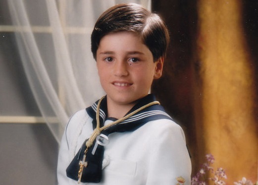 David Bustamante haciendo la comunión