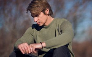 carlos baute pensativo