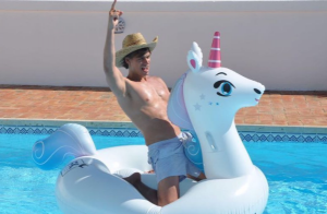 carlos baute flotador piscina