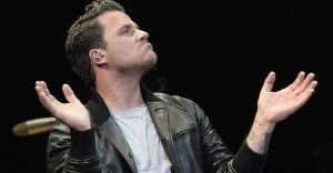 Dani Martín pensativo en un concierto