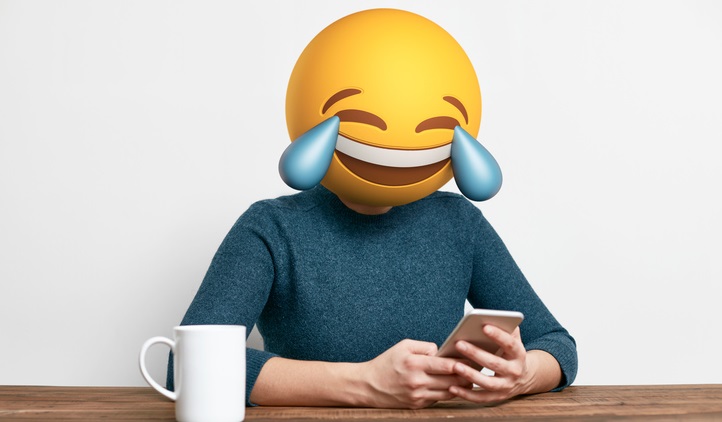persona con un emoji de risa