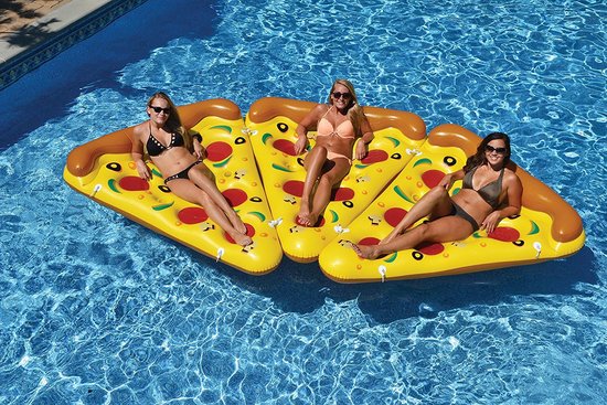 tres mujeres encima de su flotador pizza