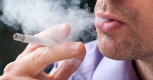 Hombre fumando cigarrillo