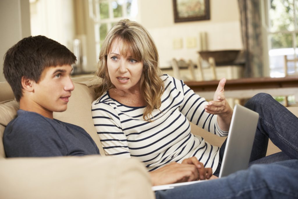 Madre le echa la bronca a su hijo adolescente que usa el ordenador