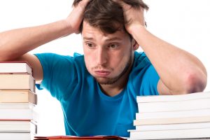 Adolescente estudiando