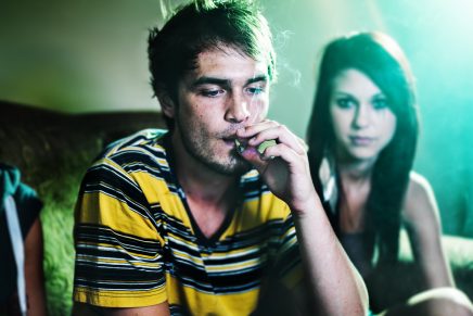 Joven fumando un porro