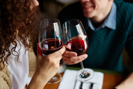 pareja comparte copas de vino