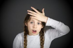 Niña golpeándose la frente