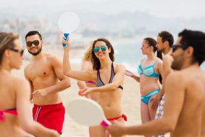 amigos jugando a las palas de playa