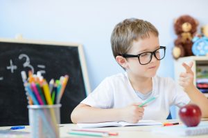 Niño pequeño estudiando en el cole
