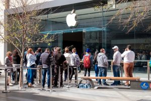 Gente fuera de la tienda de apple