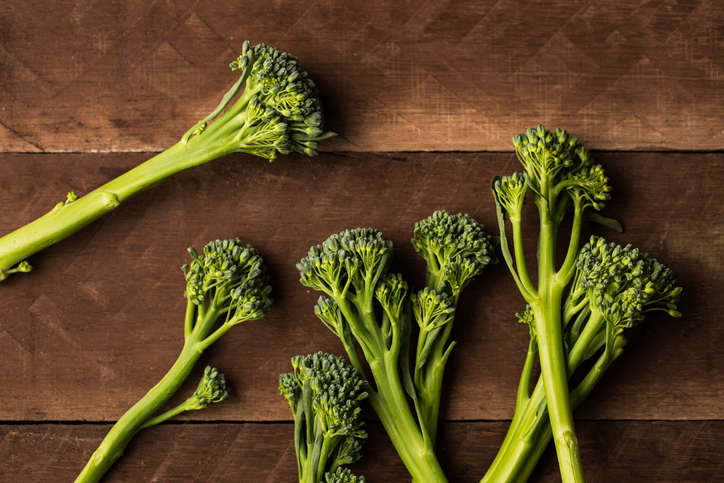 bimi en una mesa de madera