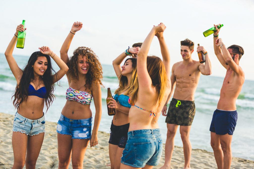 Fiesta adolescentes con alcohol en la playa