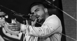 Maluma cantando