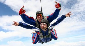 Dos hombres se lanzan en paracaídas