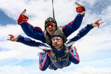 Dos hombres se lanzan en paracaídas