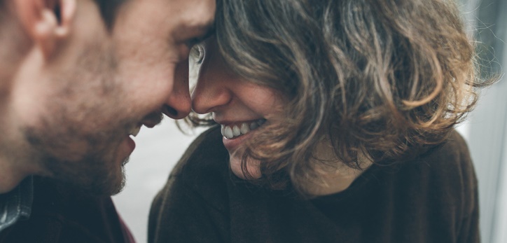 pareja enamorados se sonríen