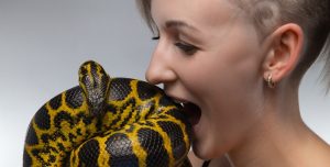 mujer muerde serpiente