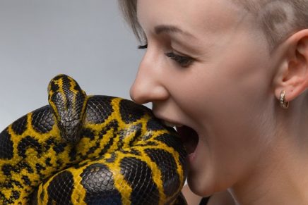 mujer muerde serpiente