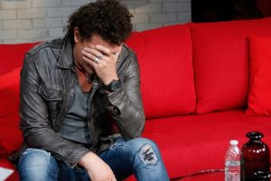 carlos vives locura sofá