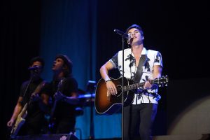 Andrés Ceballos, al frente de DVIcio nos han dejado claro que son 'Casi humanos' porque tienen la capacidad de hacernos volar a otros univesos con su música