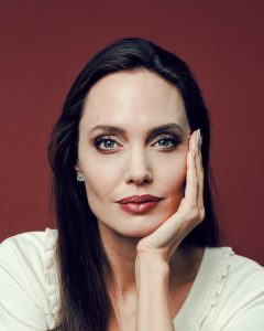 17ANGELINA-JOLIE1-articleLarge