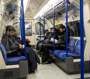 gente-que-se-sienta-dentro-del-tren-subterráneo-del-metro-de-londres-69193084