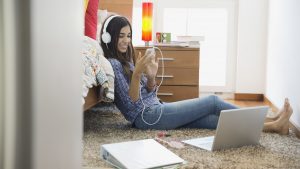 telefono-movil-adolescente-usando-movil