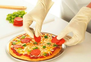 Uso de guantes en la cocina y en la industria alimentaria-1