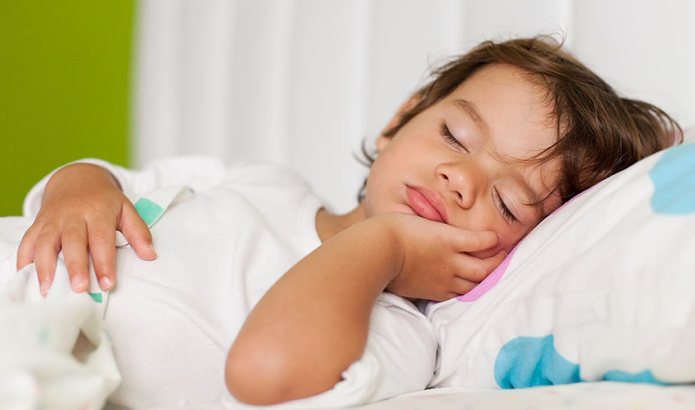 A qué edad los niños deben comenzar a dormir solos?