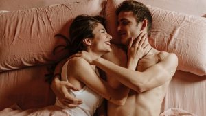 pareja en la cama sexo diferencia deseo