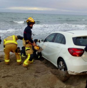bomberos-coche-playa-alicante