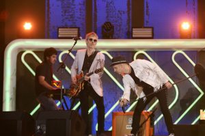 Ariel Rot y Alejo Stível (Tequila), sobre el escenario de los Premios Dial
