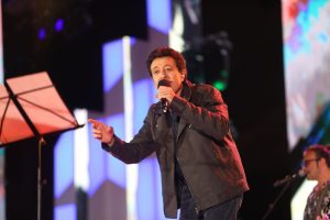 Manolo García, sobre el escenario cantando Nunca es tarde