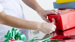 como-envolver-regalos-de-navidad-2