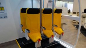 -viajar-de-pie-en-el-avion-ahora-sera-posible-gracias-a-estos-incomodos-asientos-1-655x368